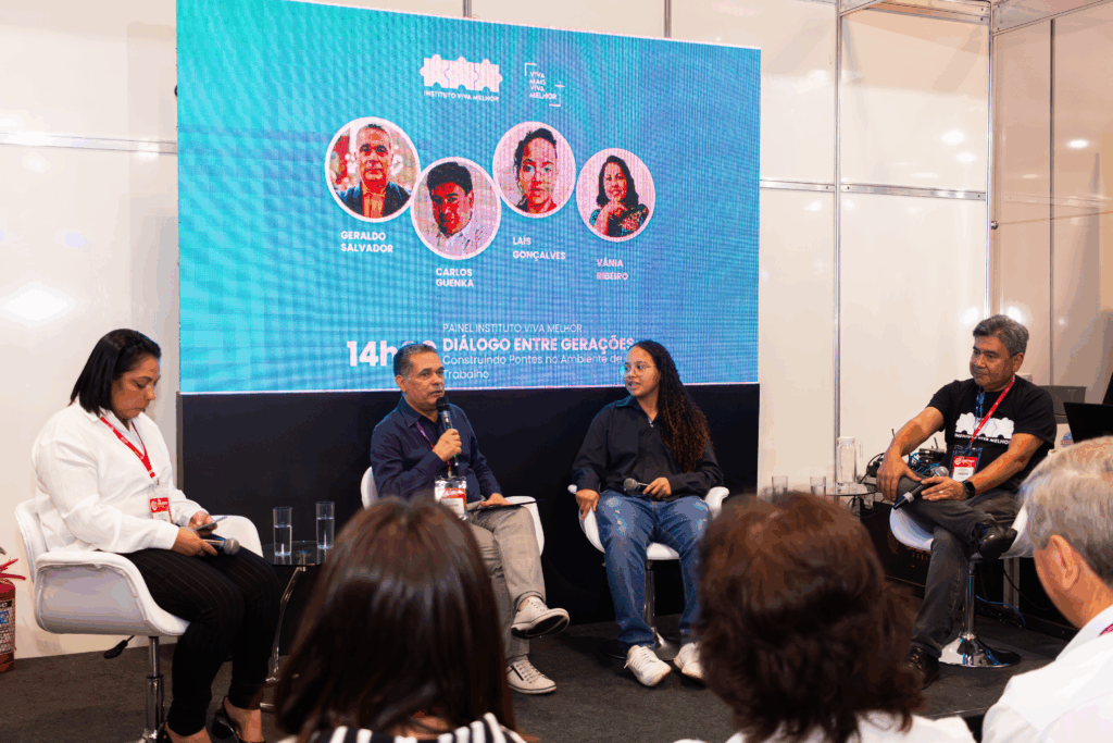 Colaboradores do IVM debatendo sobre a longevidade no Fórum da Longevidade