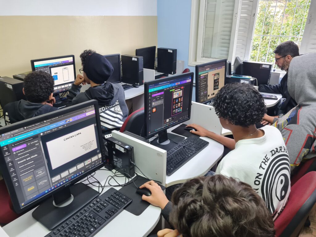 O impacto do Programa Jovem Aprendiz no futuro do mercado de trabalho 1 Jovens do CEDESP, desenvolvendo o layout de aplicativos, durante a aula.